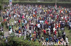 <b>肯尼亚骚乱升级 警方人群</b>